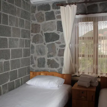Bahçeli Taş Villa *
