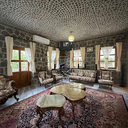 Bahçeli Taş Villa *